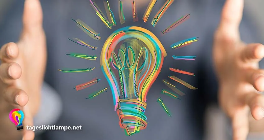 Man hält gemalte bunte Tageslichtlampe zur Verwendung in den Händen