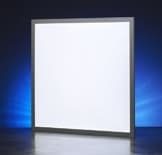 Weiße viereckicke Tageslichtlampe für Decke, vor blauem Hintergrund